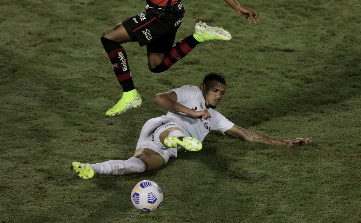 Vitória perde do Grêmio em casa e sai em desvantagem na Copa do Brasil