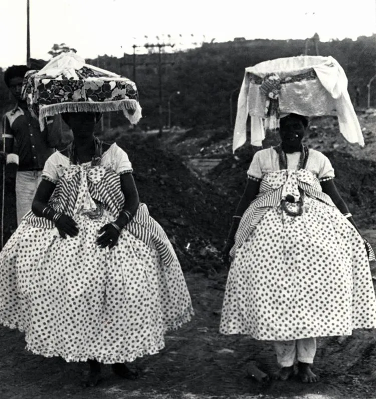 Imagem ilustrativa da imagem Coleção de imagens mostra a beleza do rito conhecido como Tabuleiros de Omolu