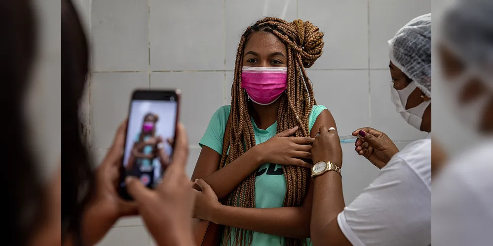 No dia 18 de junho, o Brasil tinha vacinado 10% dos jovens de 18 a 24 anos | Foto: Uendel Galter | Ag. A TARDE