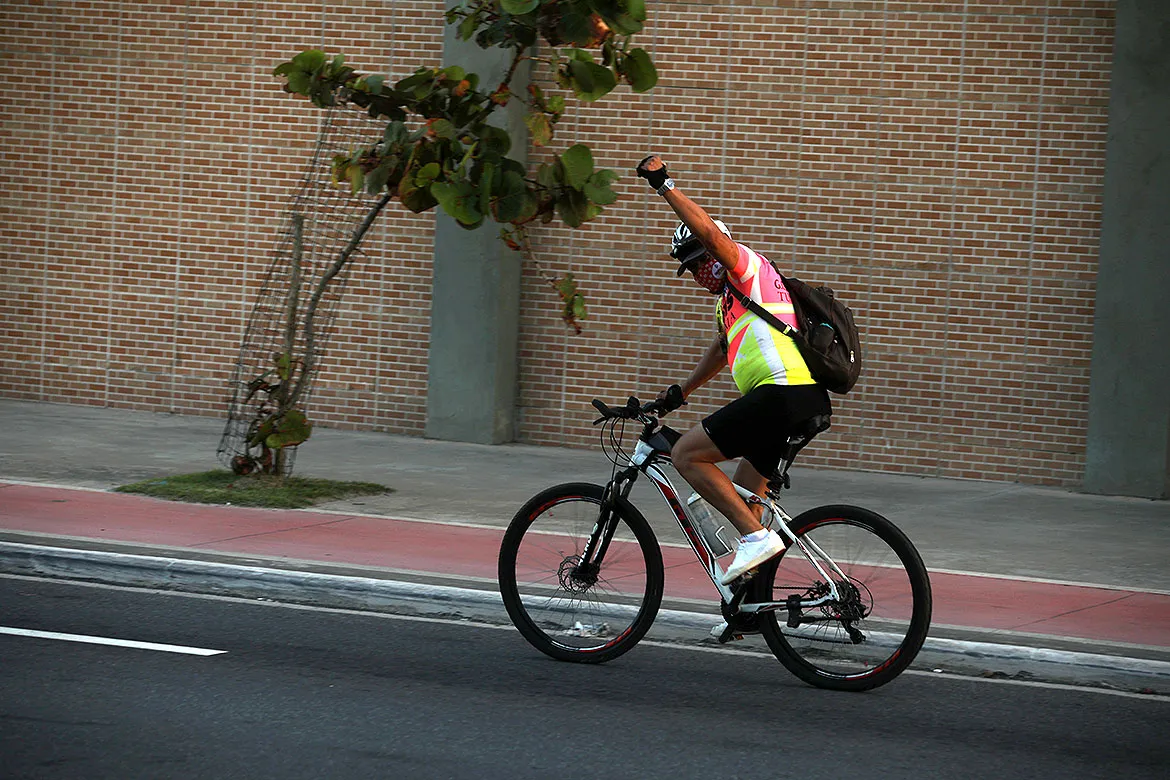 Hoje, Dia Nacional do Ciclista, é a oportunidade de contribuir para salvar vidas, mediante o apelo à virtude da prudência | Foto: Felipe Iruatã | Ag A TARDE | 17.8.2020