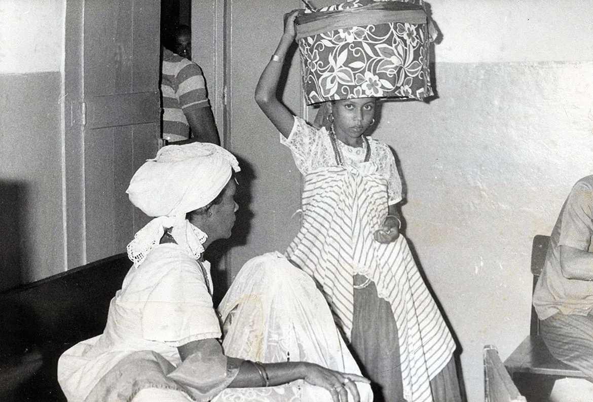 Filhas de santo foram à delegacia registrar queixa de furto | Foto: Arquivo A TARDE | 4.7.1975
