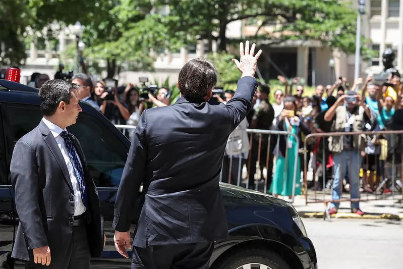 Presidente Jair Bolsonaro ascena para apoiadores | Foto: Marcos Corrêa/PR