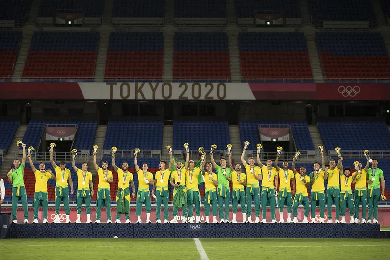 Por ordem da CBF, jogadores utilizaram agasalhos amarrados na cintura | Foto: Lucas Figueiredo | CBF