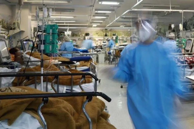 Em comparação com abril, o pior mês da pandemia no Brasil, a redução de mortes foi de 70,8% | Foto: Silvio Avila | AFP