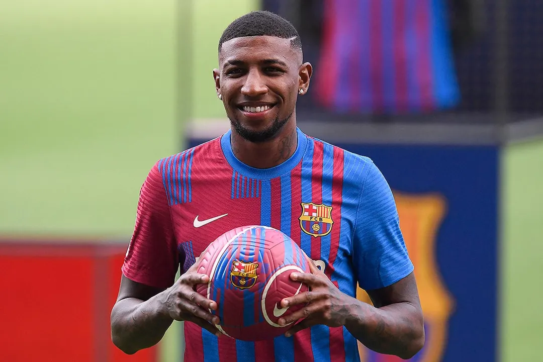 Lateral-direito assinou com o 'Spurs' até 2026 e vestirá a camisa 12 | Foto: Josep Lago | AFP