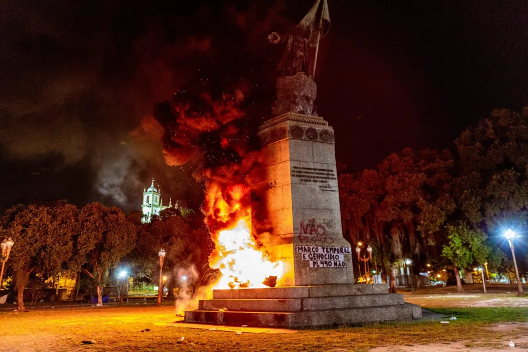 Cartazes contrários ao Marco Temporal e o PL 490 foram deixados no monumento | Foto: Reprodução/ Instagram