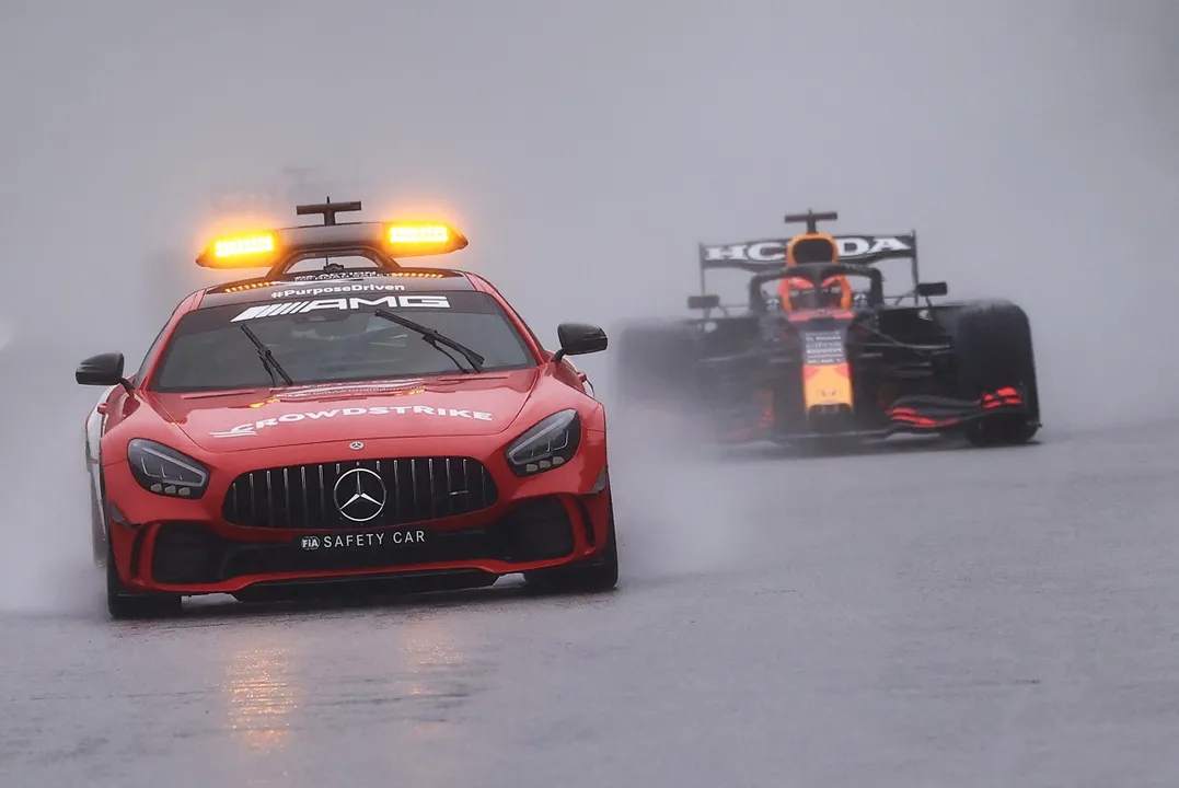 A corrida teve apenas duas voltas atrás do safety car, sob a forte chuva que caiu no circuito de Spa-Francorchamps | Foto: Kenzo Tribouillard | AFP