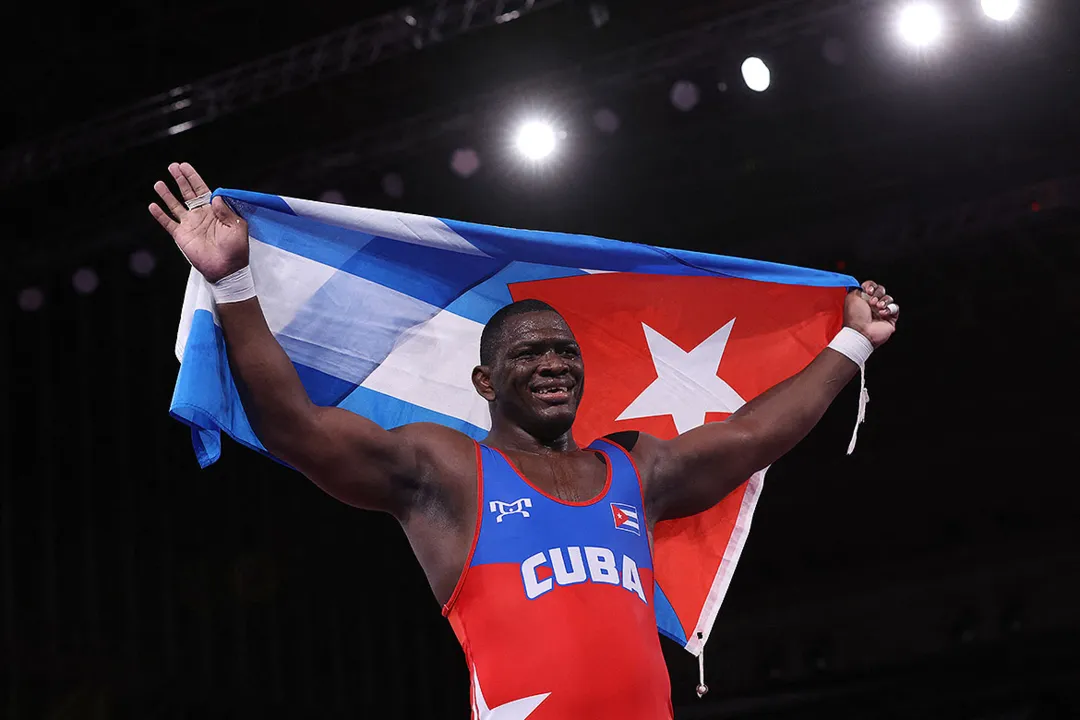 López é o primeiro atleta da luta greco-romana a conquistar quatro medalhas de ouro em Olimpíadas | Foto: Jack Guez | AFP