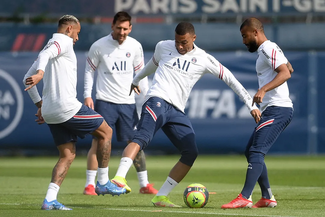 O trio de ataque deve entrar em campo neste domingo, 28, pelo Campeonato Francês | Foto: Franck Fife | AFP
