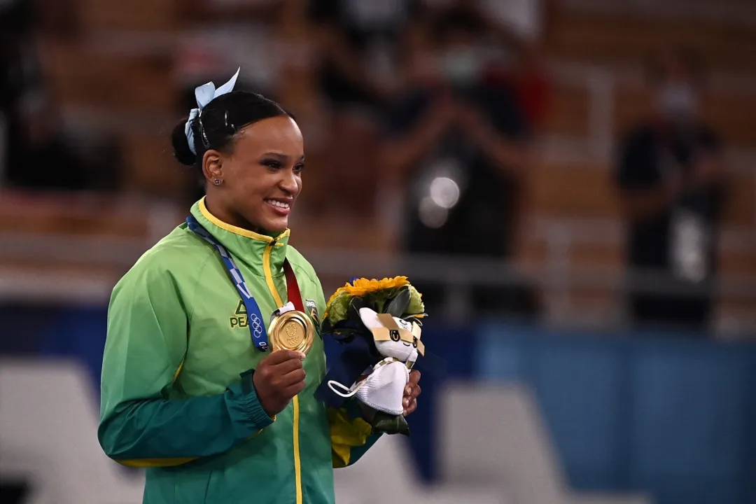 Com essa vitória, ela se tornou a primeira ginasta brasileira campeã olímpica da história | Foto: Lionel Bonaventure | AFP