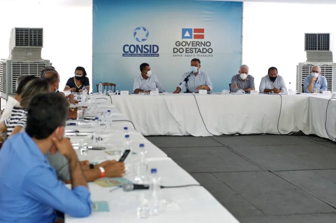 A cerimônia contou com a presença de prefeitos e associações de agricultores da região oeste | Foto: Fernando Vivas | GOV-BA