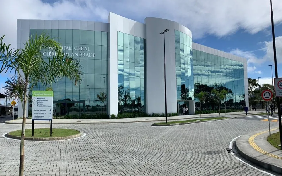 Instalado em uma área de 25 mil metros quadrados, o Hospital Geral Clériston Andrade 2 recebeu investimentos da ordem de R$ 60 milhões.