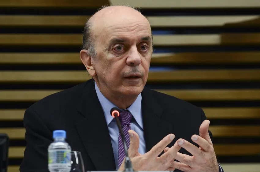 O senador José Serra (PSDB-SP) foi diagnosticado com doença de Parkinson