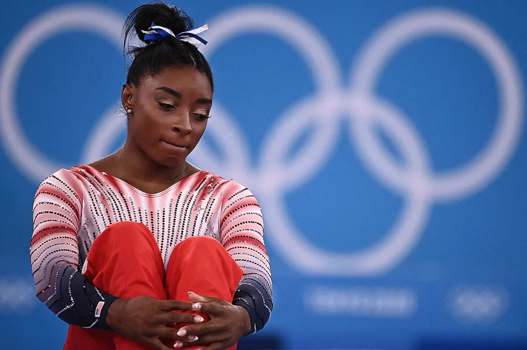 O assunto ganhou grande repercussão na mídia, em plena Olimpíada e com uma estrela diretamente afetada, a ginasta Simone Biles | Foto: Lionel Bonaventure | AFP