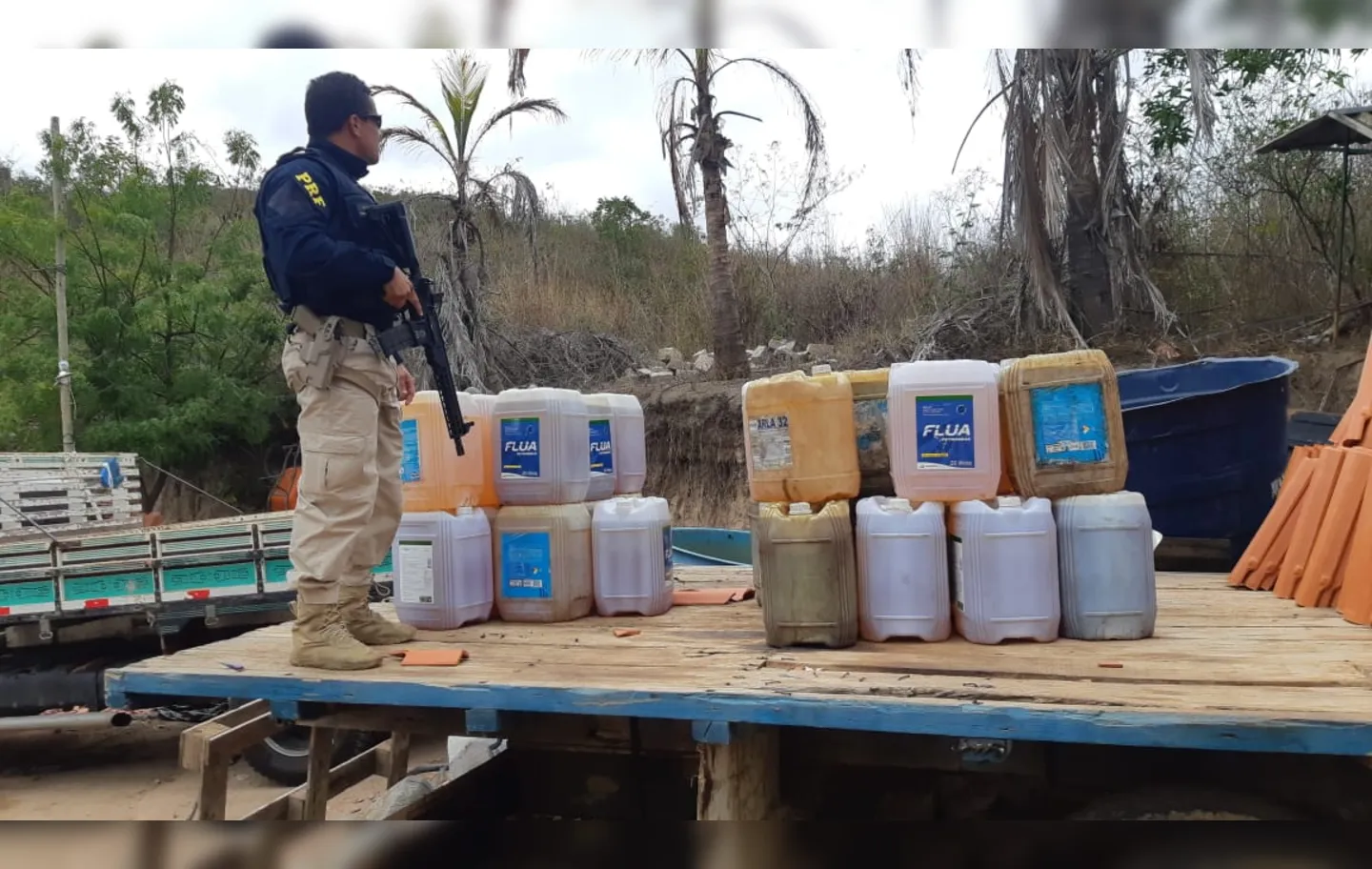Três homens adquiriram os produtos com caminhoneiros | Foto: Divulgação/ PRF