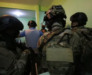 Homens armados fazem família refém em residência no IAPI