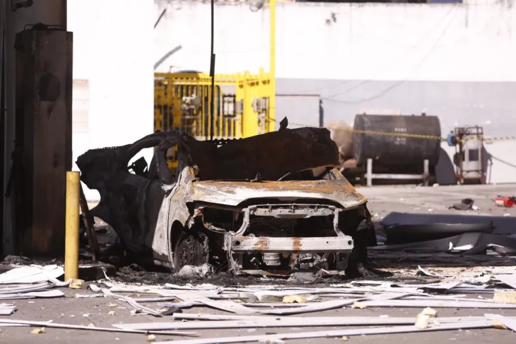 Carro explode durante abastecimento em posto no bairro do Stiep
