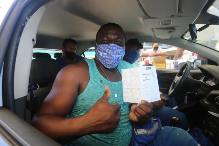 Pontos de vacinação em Salvador registram filas intensas nesta terça