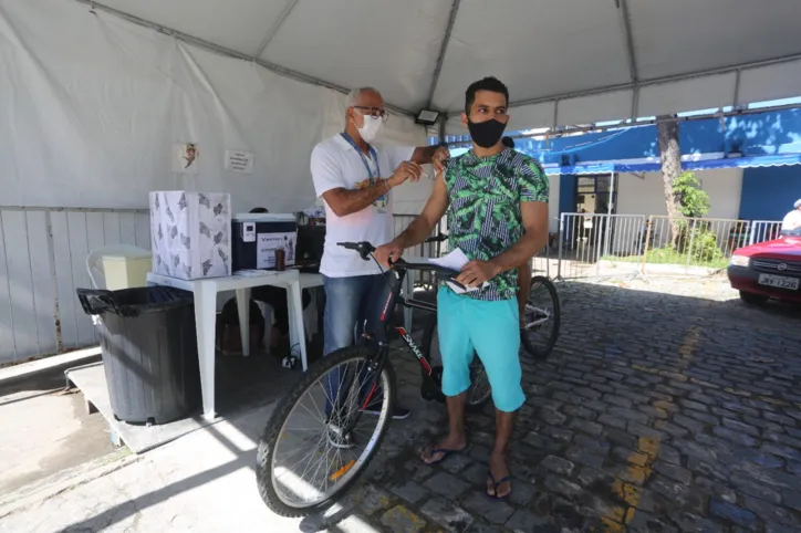 Pontos de vacinação em Salvador registram filas intensas nesta terça