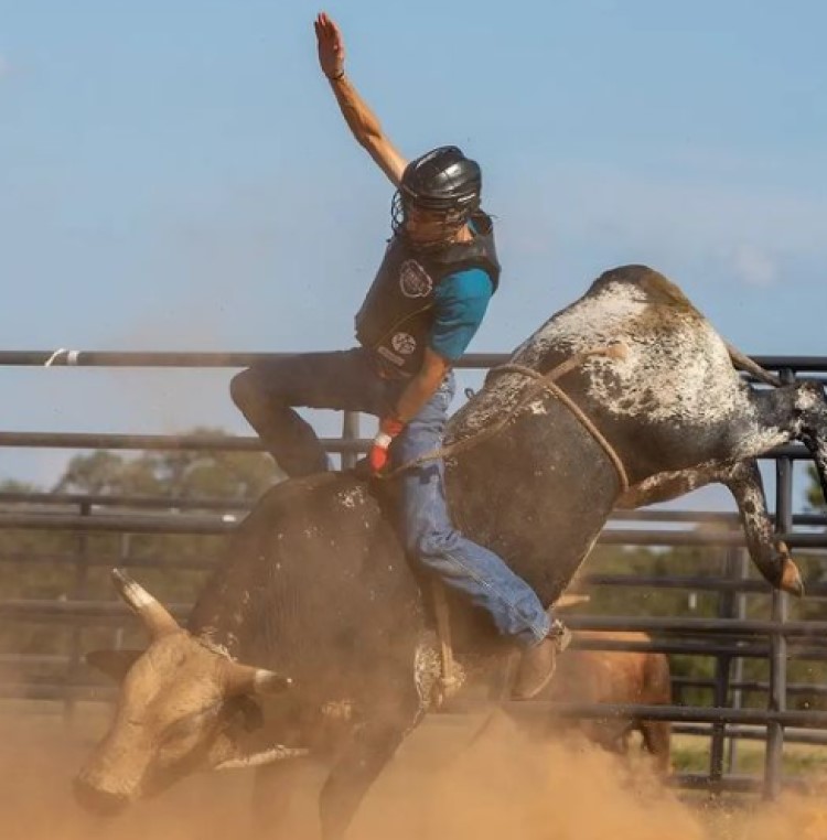 Peão de rodeios brasileiro sofre parada cardíaca no Texas - AcheiUSA