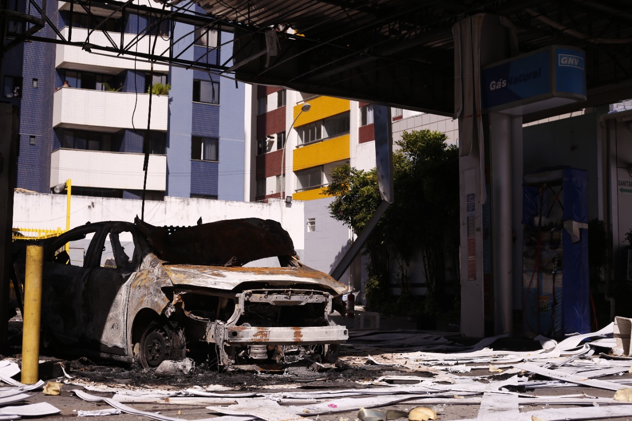 Carro explode durante abastecimento em posto no bairro do Stiep