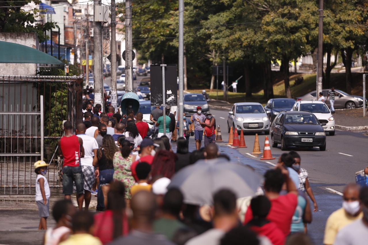 Pontos de vacinação em Salvador registram filas intensas nesta terça
