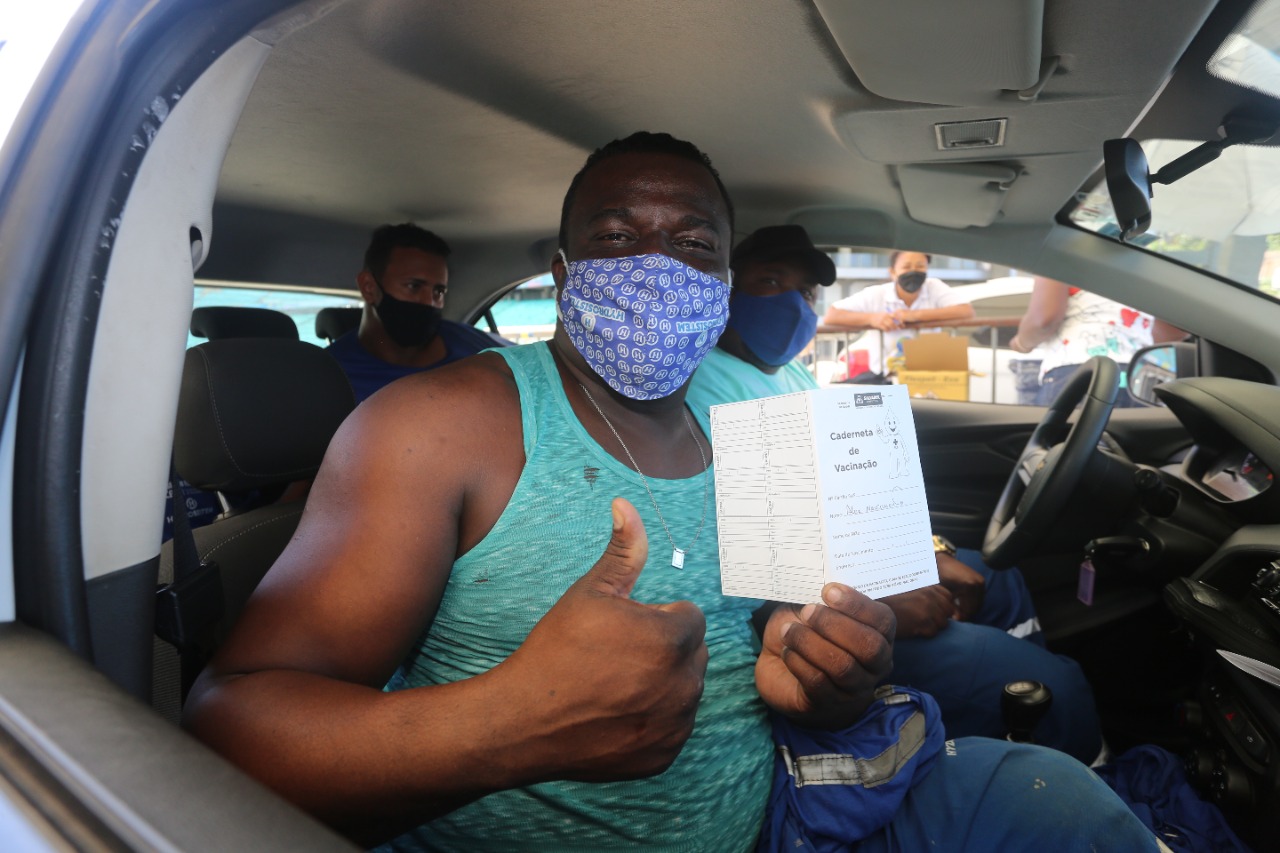Pontos de vacinação em Salvador registram filas intensas nesta terça