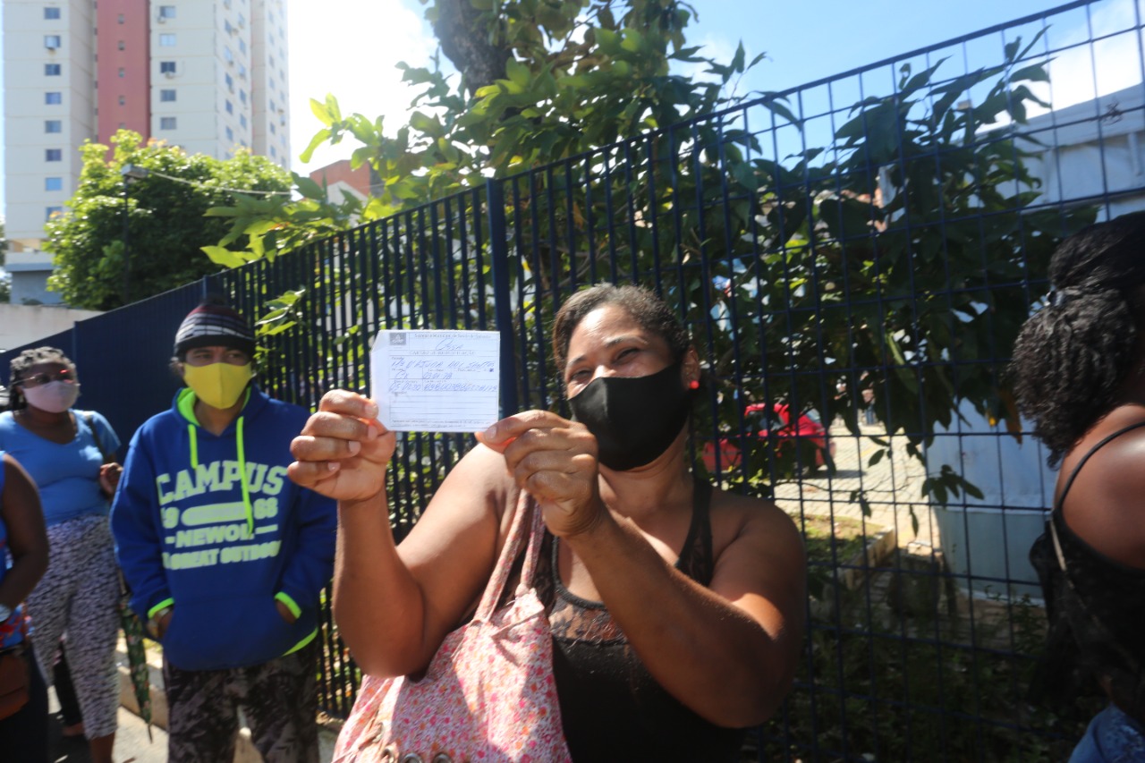 Pontos de vacinação em Salvador registram filas intensas nesta terça