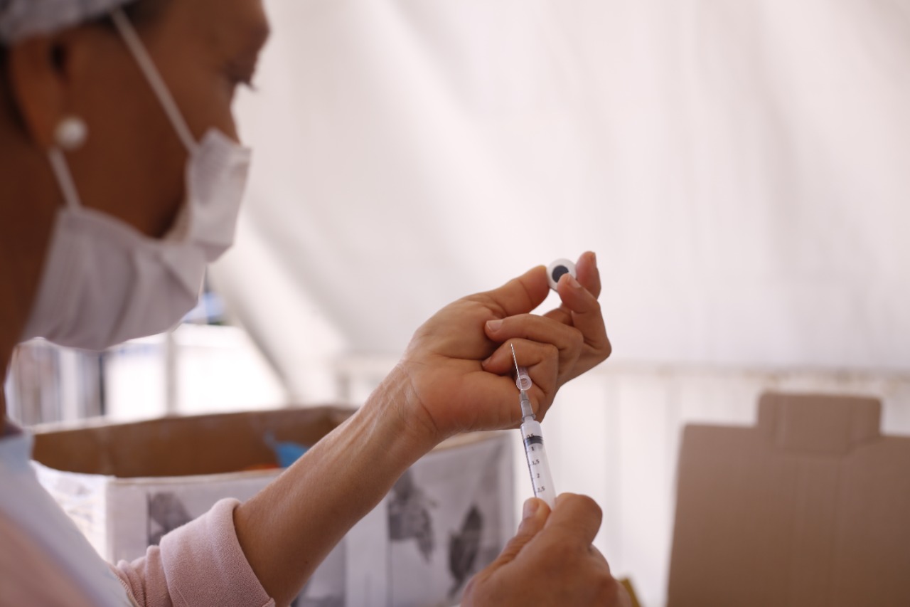 Pontos de vacinação em Salvador registram filas intensas nesta terça