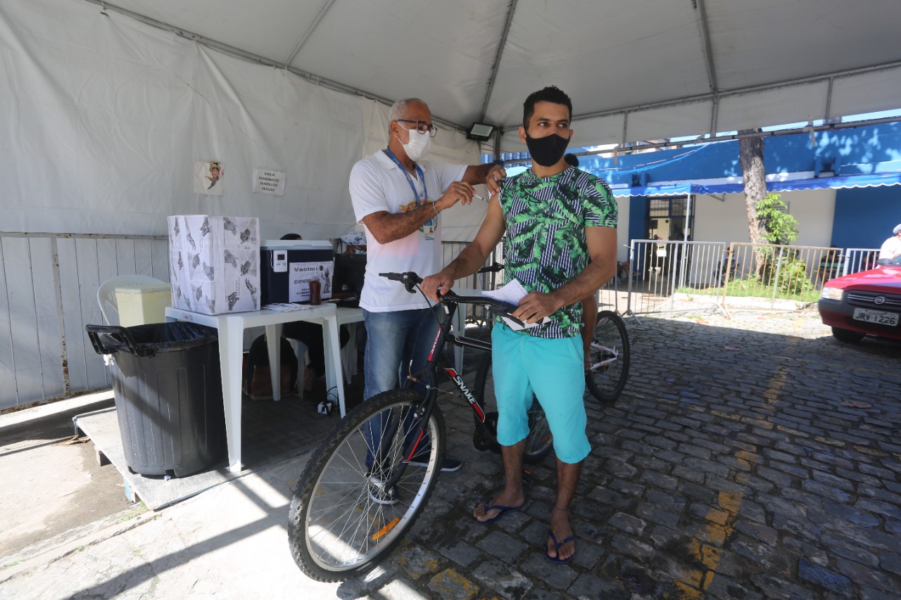 Pontos de vacinação em Salvador registram filas intensas nesta terça