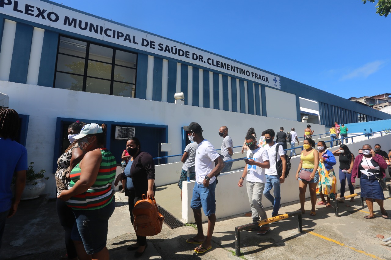 Pontos de vacinação em Salvador registram filas intensas nesta terça