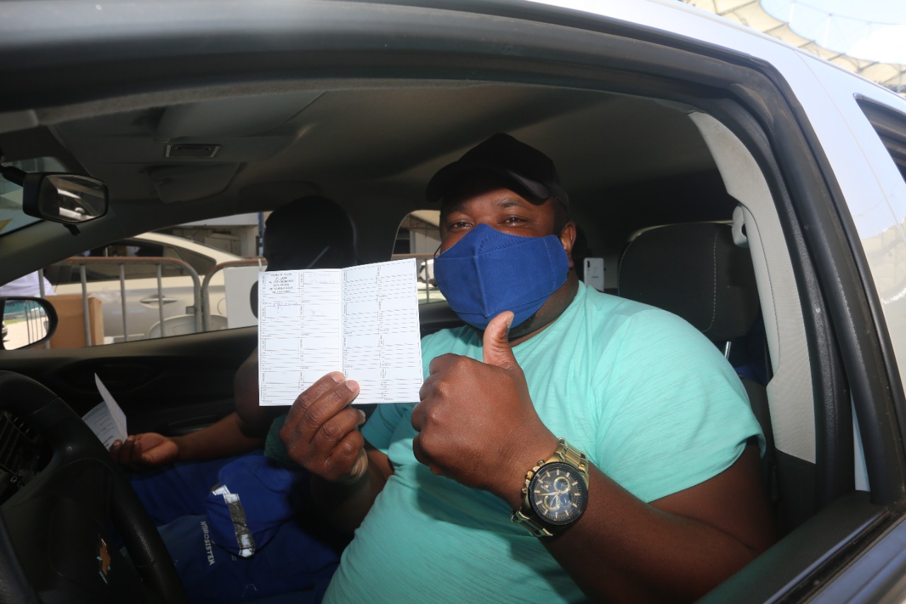 Pontos de vacinação em Salvador registram filas intensas nesta terça