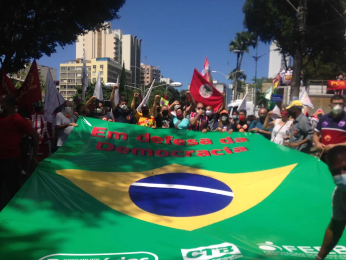 Na manifestação é possível ver cartazes com palavras de ordem que pedem a saída de Bolsonaro | Foto: Olga Leiria | Ag. A TARDE