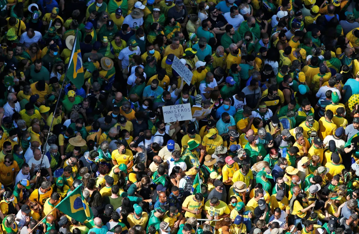 Milhares de pessoas participam de manifestação na Avenida Paulista