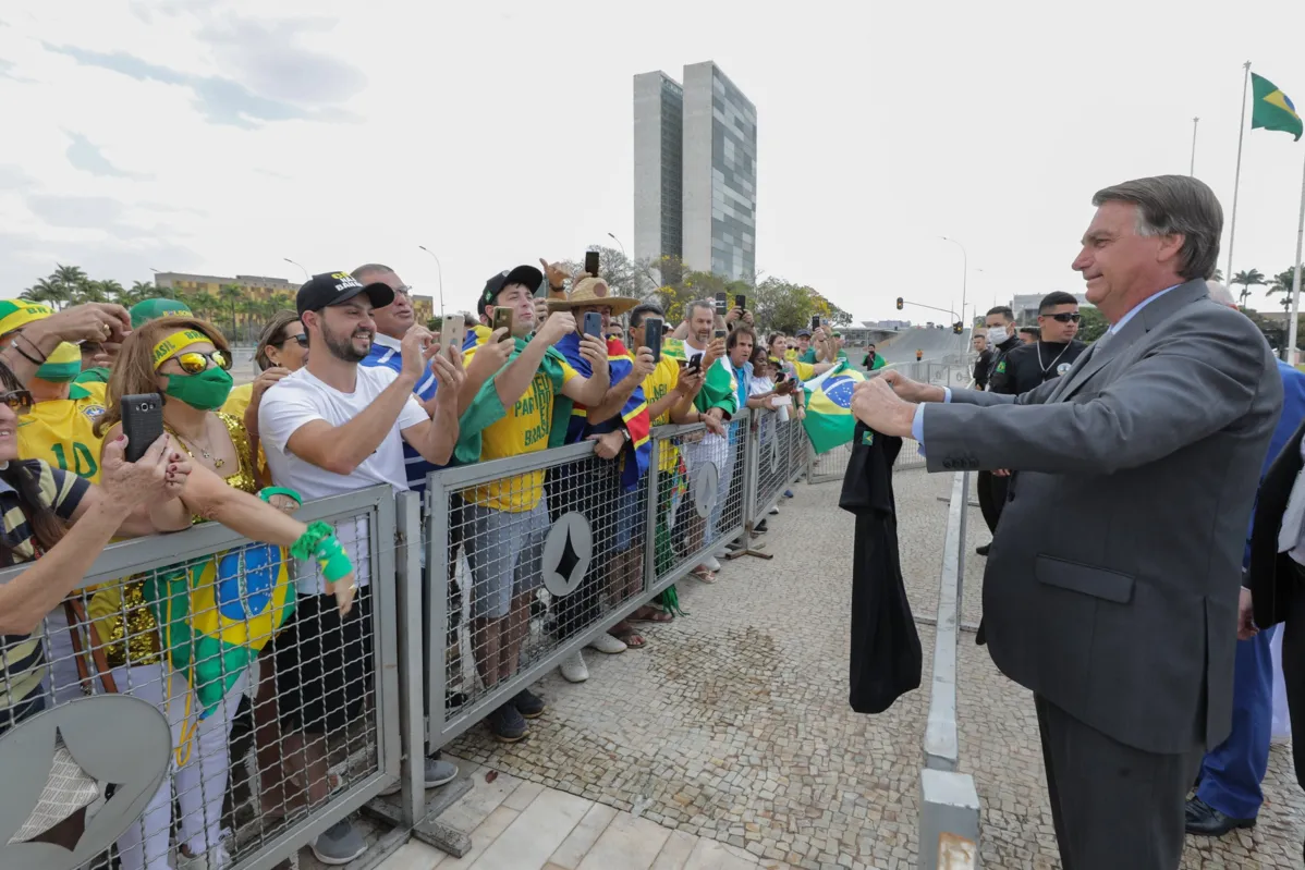 Presidente Bolsonaro em encontro com apoiadores nesta terça-feira | Foto: Marcos Corrêa/PR