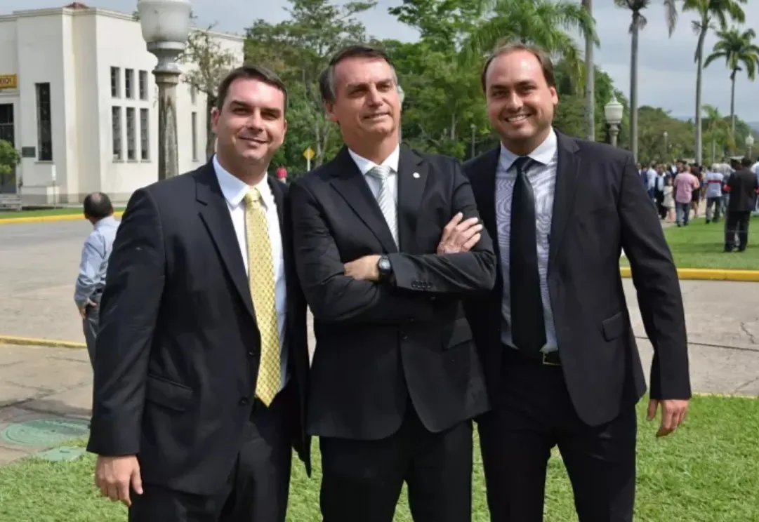 Segundo assessor, funcionários do Gabinete de Flávio e Carlos Bolsonaro precisavam devolver 80% do salário pago com dinheiro público | Foto: Flickr Bolsonaro