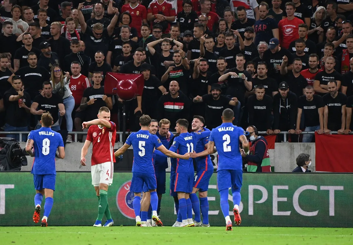 Os ingleses lideram invictos a chave com 12 pontos, cinco a mais que a segunda colocada Polônia | Foto: Attila Kisbenedek | AFP