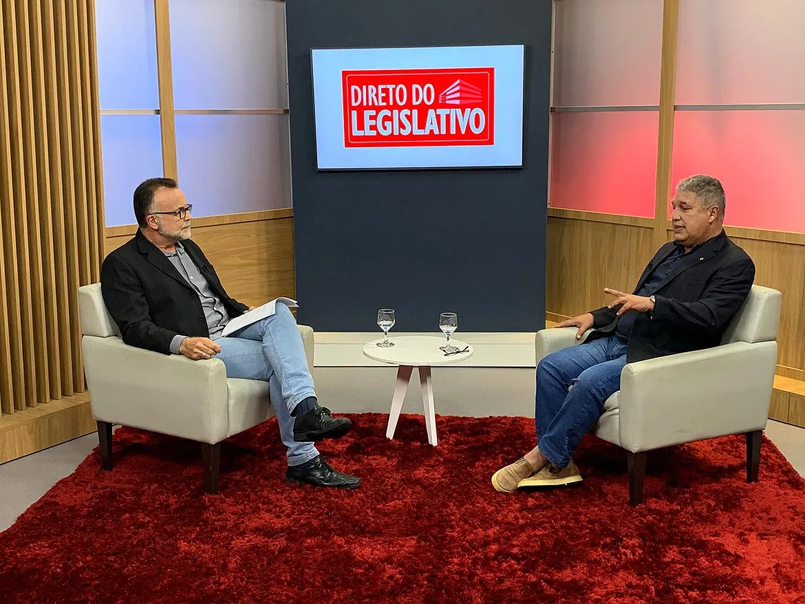 Jefferson Beltrão, jornalista da rádio A TARDE FM, abre a série entrevistando o deputado Rosemberg Pinto (PT) | Foto: Gabriela Marques | Divulgação