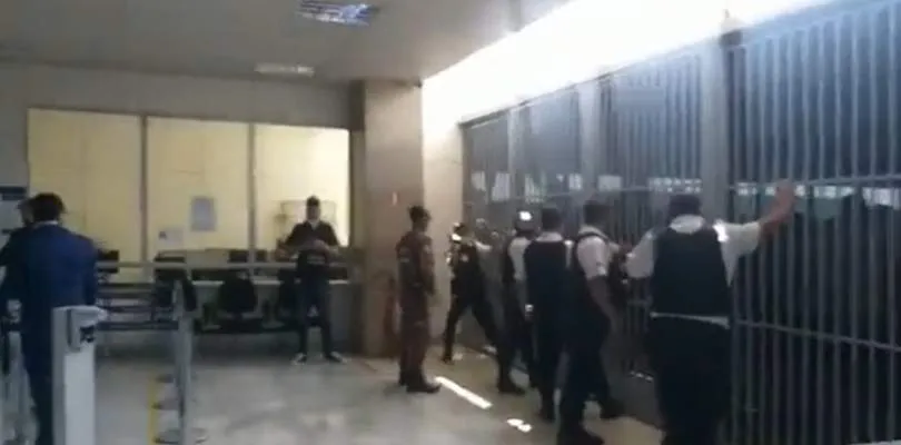 Grupo tentou entrar na sede da pasta e foi impedido por seguranças que estavam no local.