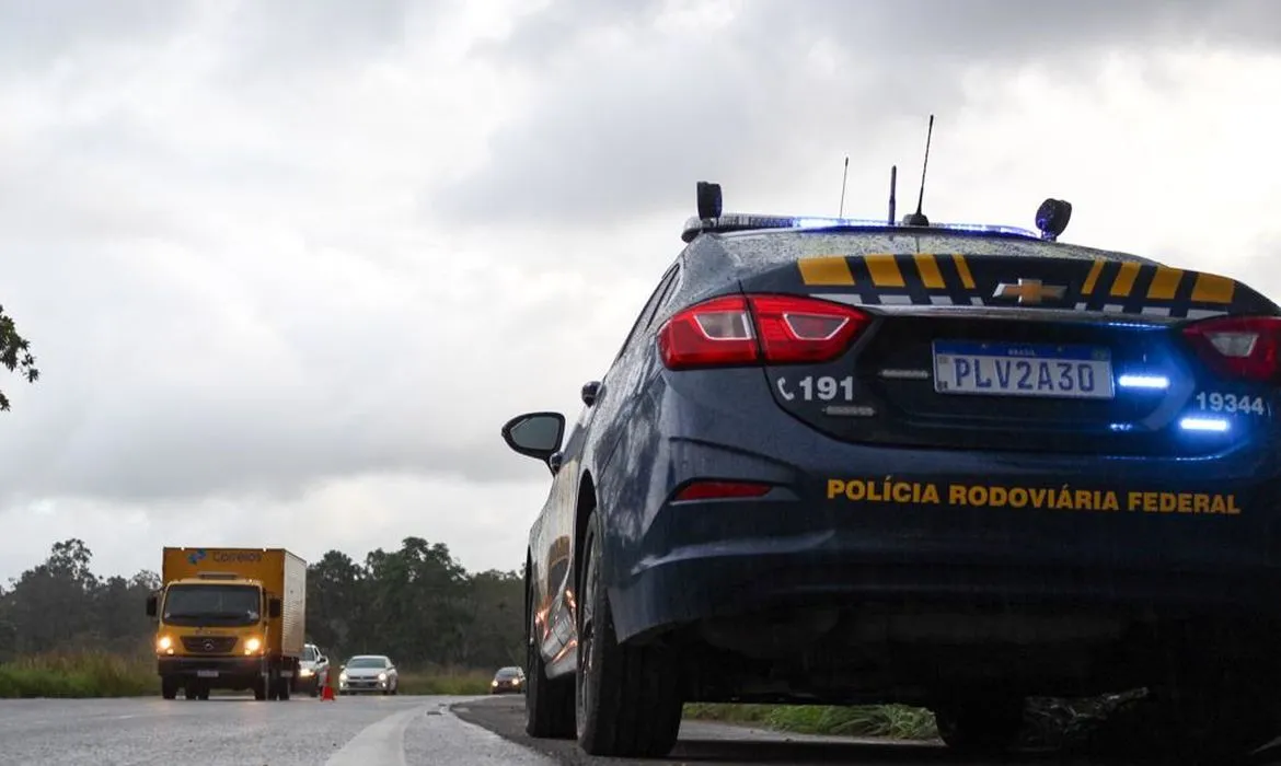 PRF recomenda a motoristas atenção a pneus e limpadores de para-brisa | Foto: Polícia Rodoviária Federal | Bahia