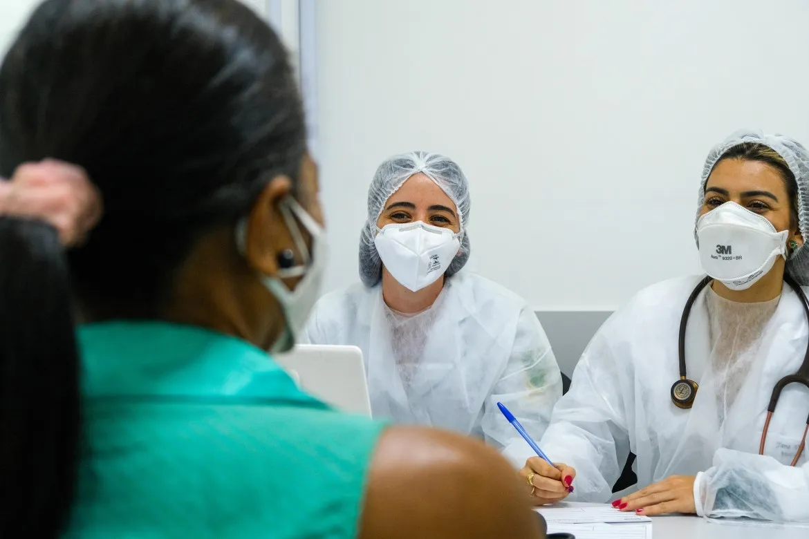 Nos atendimentos, os estudantes do curso de Medicina do Centro Universitário UniFTC de Salvador são supervisionados por médicos especialistas | Foto: Divulgação