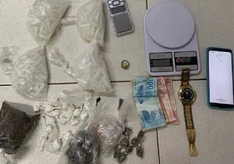 Segundo a polícia, com o suspeito foram apreendidas cocaína, crack, maconha, balanças, celular, dinheiro e outros acessórios | Foto: Divulgação | SSP