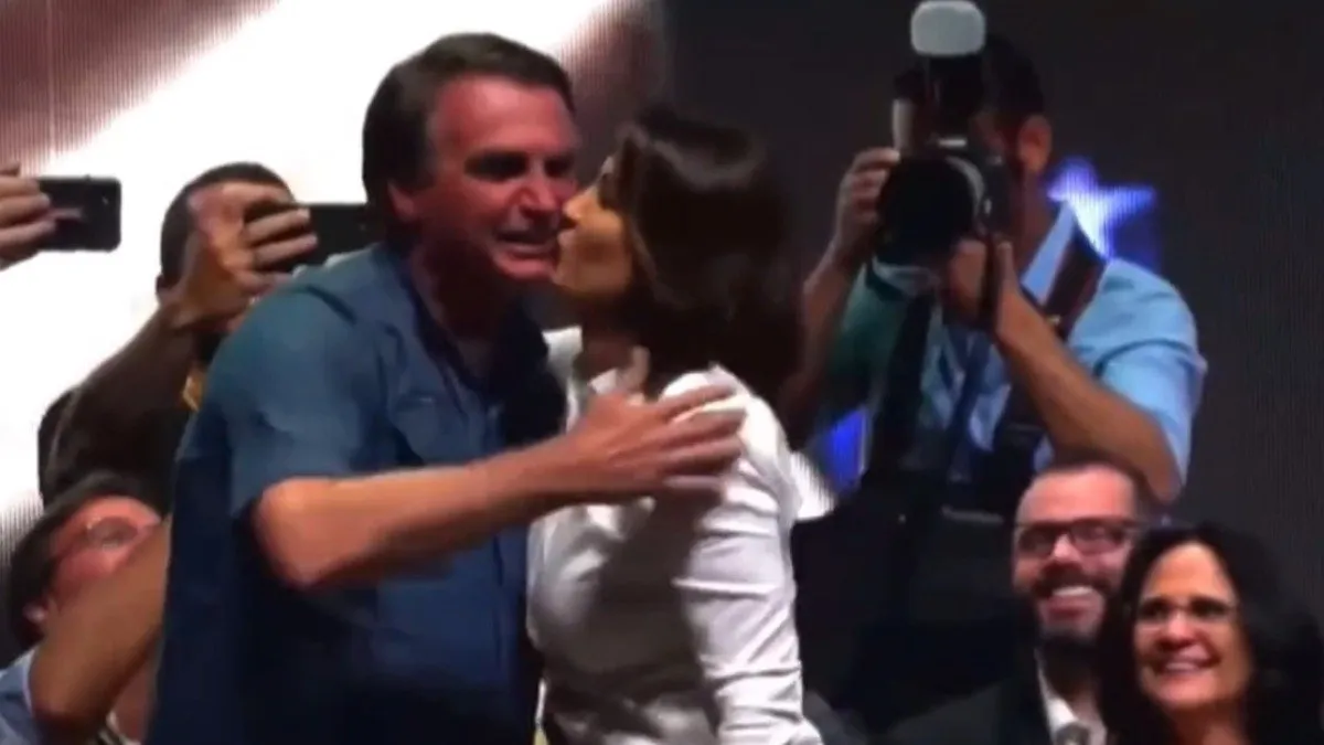 Bolsonaro beija Michelle após declarações de Rodrigo Maia | Reprodução | Redes Sociais