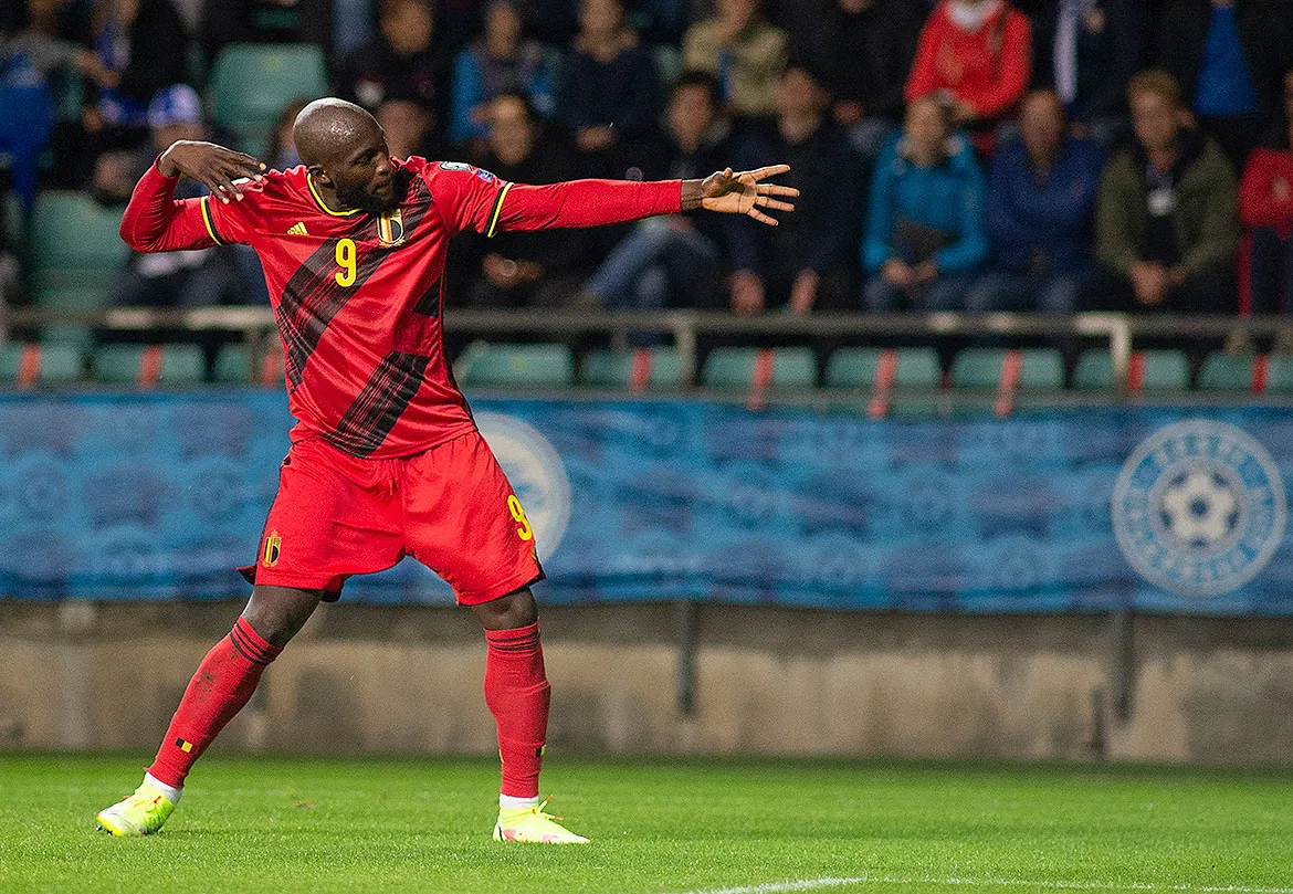 O atacante Romelu Lukaku assinalou dois gols | Foto: Raigo Pajula | AFP