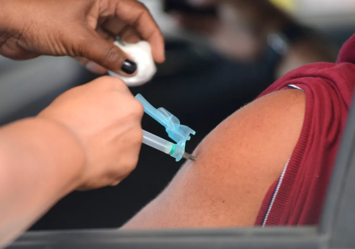 A imunização será destinada às pessoas que não estão com o nome no site da SMS, mas que residem em Salvador | Foto: Shirley Stolze | Ag. A TARDE