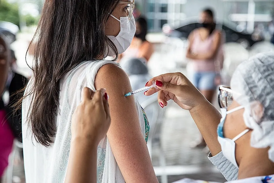 Pessoas com 18 anos ou mais residentes de Salvador só poderão se vacinar através de agendamento nas Prefeituras-bairros | Foto: Divulgação