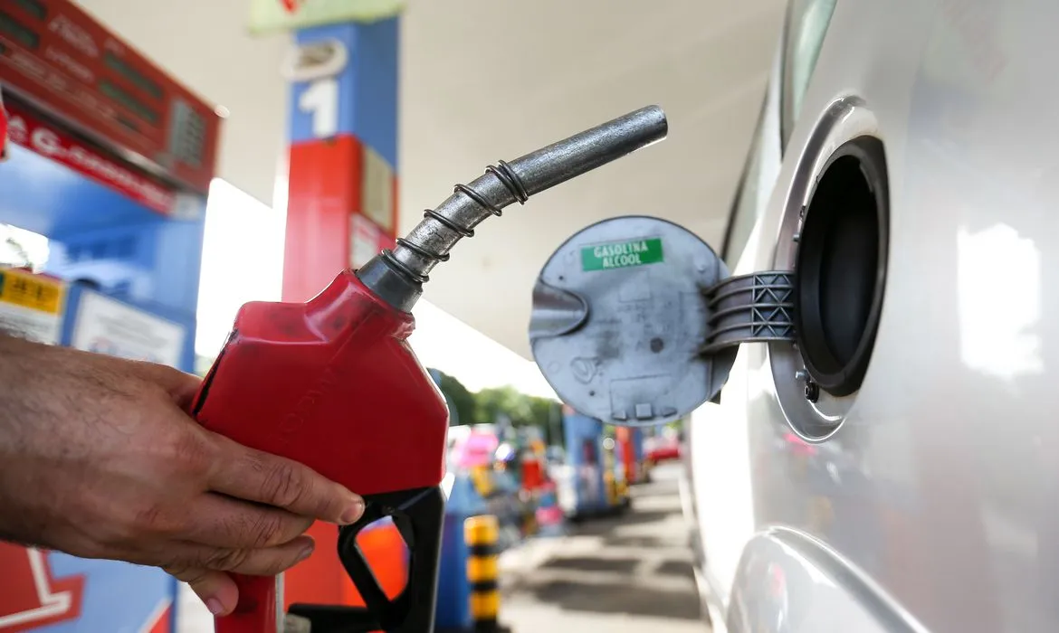 Com um consumo 30% maior que a gasolina, o álcool também teve aumento no preço de 37% somente neste ano I Foto: Marcelo Camargo I Agência Brasil