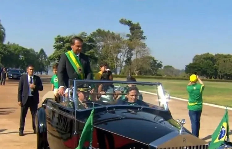 Presidente teve ao lado, o campeão mundial de Fórmula 1 e seu apoiador, Nelson Piquet | Foto: Reprodução | TV Brasil