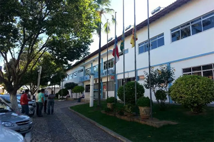 Fontes governistas revelaram que costuras políticas estão em andamento para que os vereadores de situação aprovem as propostas almejadas pelo gestor.