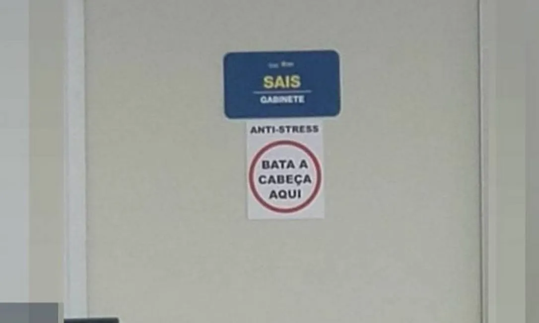 Cartaz teria sido colado por colegas há dois meses | Foto: Reprodução/ Facebook